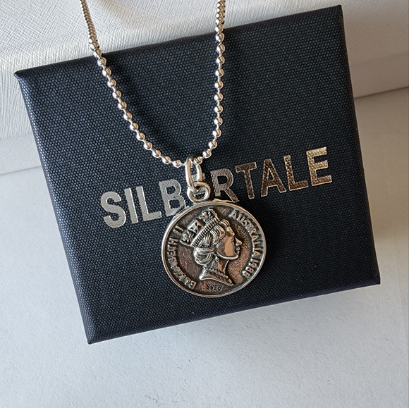 VINTAGE STYLE QUEEN Elizabeth II Silver Coin Necklace - Picture 3 of 6